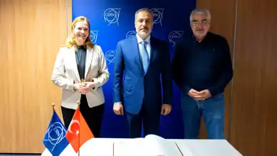 Bakan Fidan CERN'de Türk Bilim İnsanlarıyla Buluştu